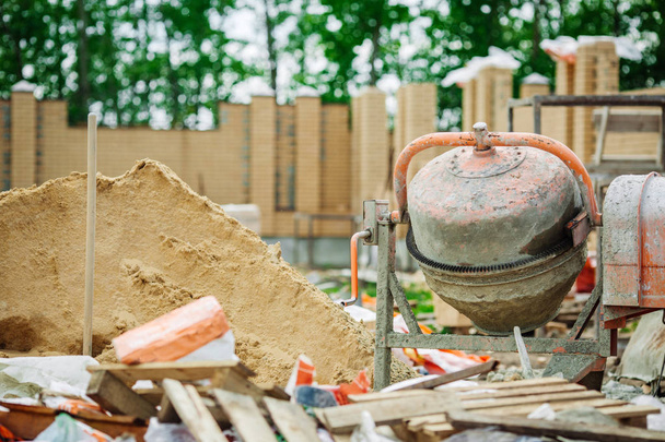 cement mixer at a construction site - Foto, Bild