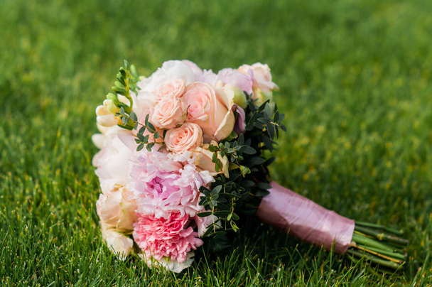 花嫁のウェディング花束 - 写真・画像