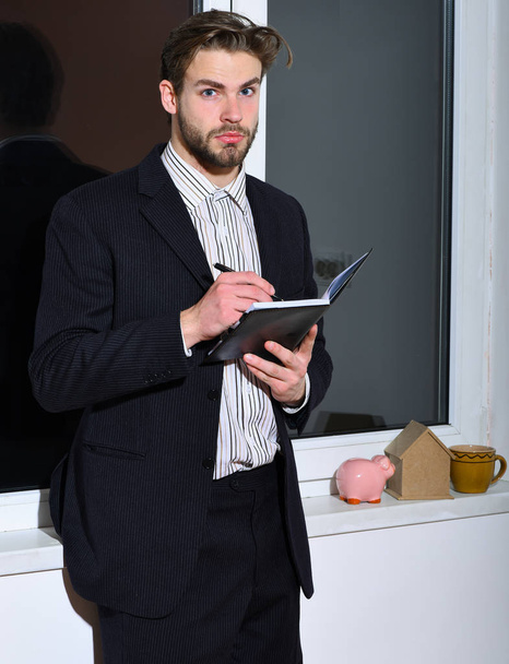 bearded businessman with notebook - Фото, зображення