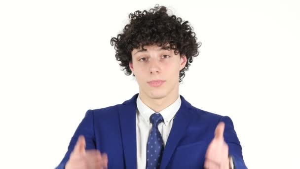 Uitnodigend gebaar door jonge zakenman, witte achtergrond - Video