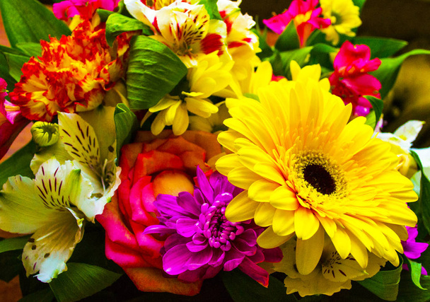 kytice květin. Kytice z květů růží gerbera květiny auta - Fotografie, Obrázek