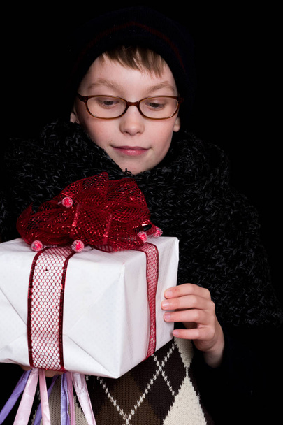 boy nerd with present box - Фото, зображення