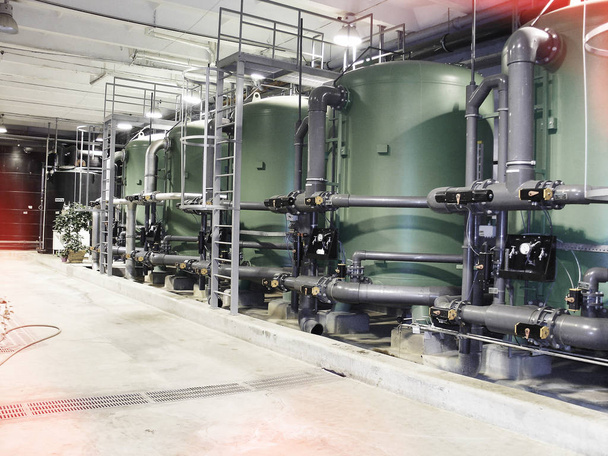 réservoirs de traitement d'eau à la centrale électrique
 - Photo, image
