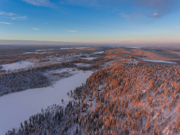 Vista aérea del paisaje de nieve de invierno y el bosque
 - Foto, Imagen