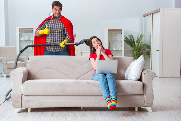 Superheld man helpt zijn vrouw thuis - Foto, afbeelding