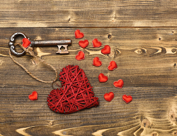 Красное сердце и металлический ключ на дереве, как валентинки украшения
 - Фото, изображение