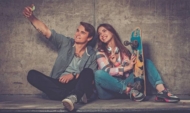 fröhliches Paar mit Skateboard im Freien - Foto, Bild