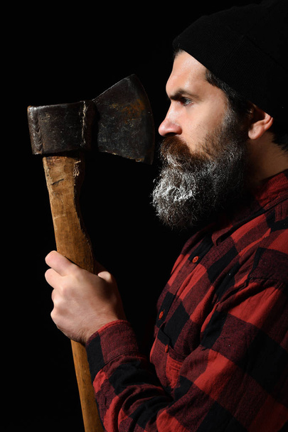 bearded handome man with axe - Valokuva, kuva