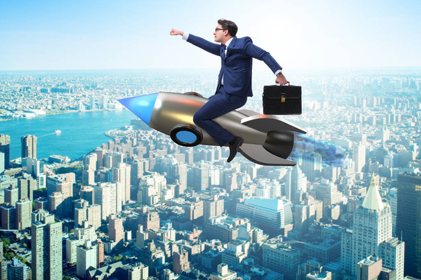 Podnikatel létání na raketě v obchodním konceptu - Fotografie, Obrázek