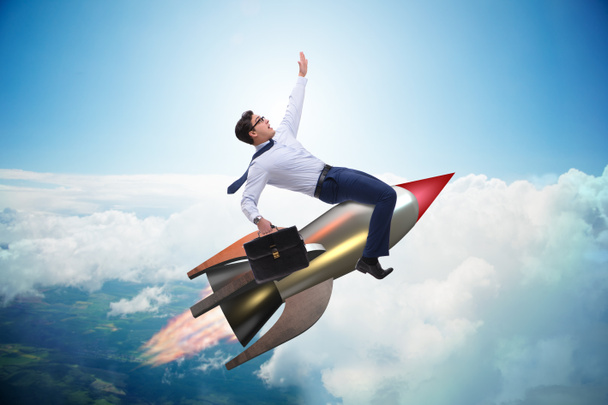 Biznesmen latający na rakiecie w koncepcji biznesu - Zdjęcie, obraz
