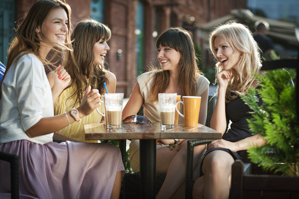 Neljä tyttöä nauttimassa tapaamisesta
 - Valokuva, kuva