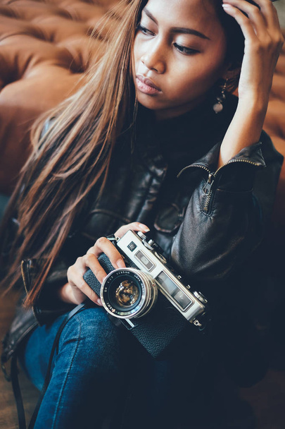 Beautiful young girl holding camera, hipster style - Foto, imagen
