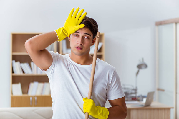 Uomo marito pulizia la casa aiutare moglie - Foto, immagini