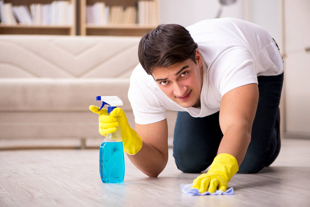 Koca adam evi temizliyor, karısına yardım ediyor. - Fotoğraf, Görsel