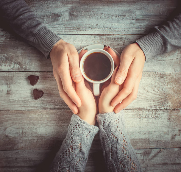 Ζεστό καφέ στα χέρια ενός αγαπημένου.  - Φωτογραφία, εικόνα