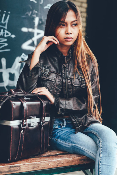 Gorgeous girl posing with leather bag, hipster style - Zdjęcie, obraz