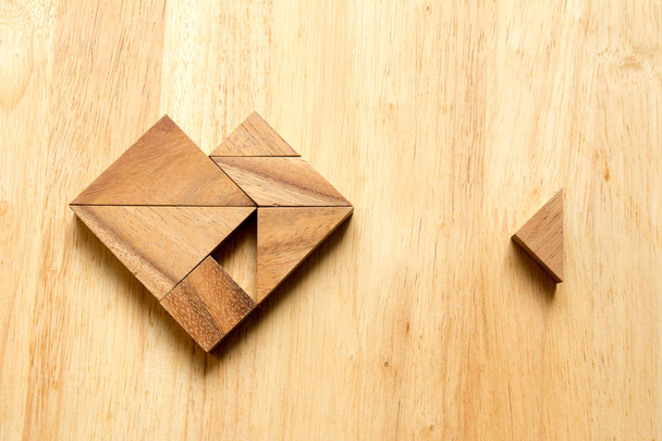 Tangram головоломка ждать, чтобы выполнить в форме сердца на деревянный стол
 - Фото, изображение