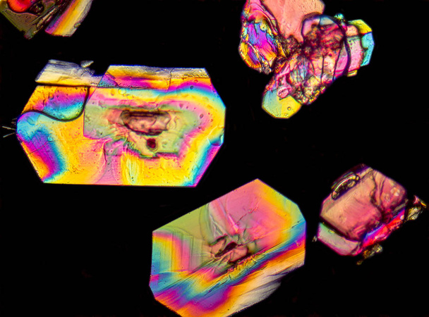 mikroskooppinen laukaus, jossa on värikkäitä mikrokiteitä polarisoidussa valossa
 - Valokuva, kuva