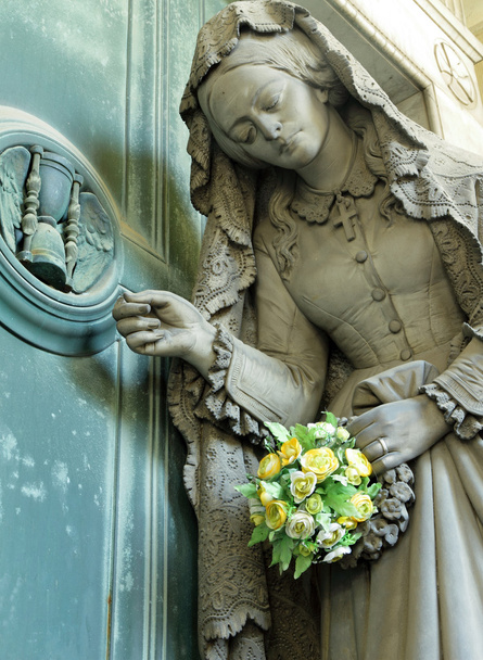 cierpienie kobiety z kwiatami - Zdjęcie, obraz