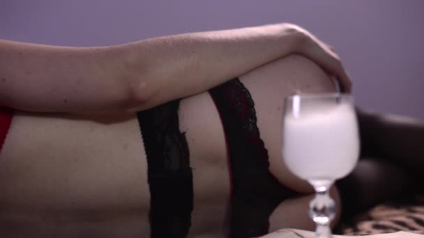 Donna in lingerie nera
 - Filmati, video