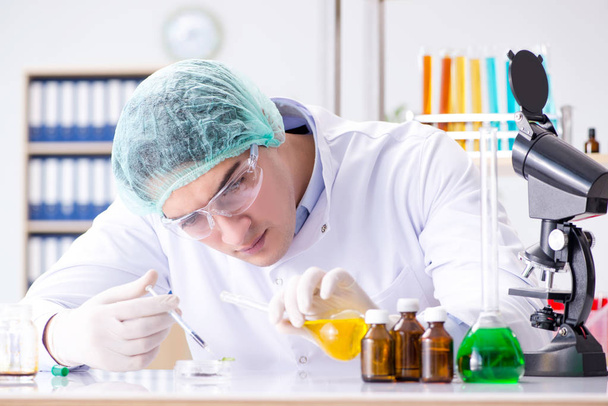 Concept de l'industrie pharmaceutique avec scientifique en laboratoire
 - Photo, image