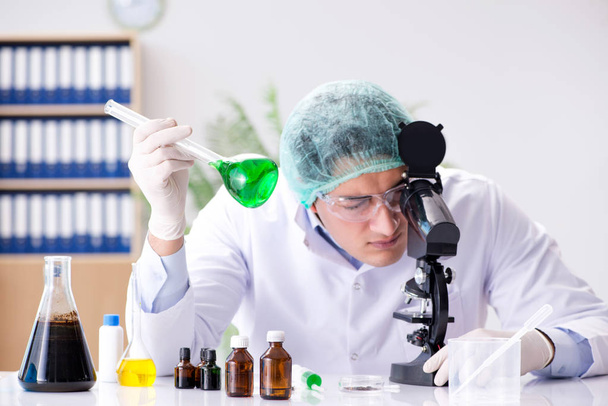 Молодой ученый работает в лаборатории
 - Фото, изображение