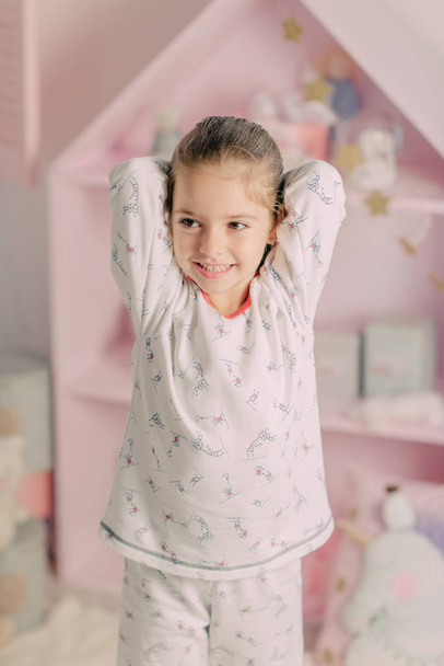 girl in pajamas in the children's room - Foto, afbeelding