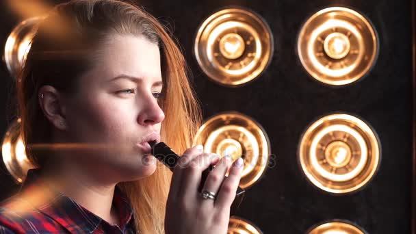 Mooie vrouw rookt elektronische sigaret en en maakt rook wolken, tiener is vaping, e-cig en vape pen, slechte gewoonten van de mensen - Video