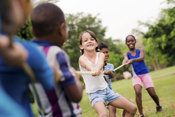 grupo de niños de escuelas multiétnicas felices jugando
 - Foto, Imagen