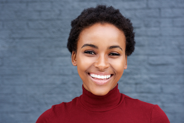 gyönyörű fiatal afrikai nő, mosolygós - Fotó, kép