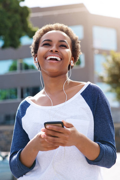 mujer sonriendo y escuchando música
 - Foto, imagen