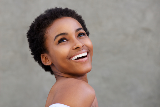 Belle femme africaine souriante
  - Photo, image