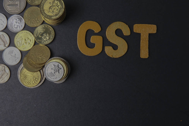 Gst (政府サービス税) の単語を黒板にコイン。ビジネス コンセプト - 写真・画像