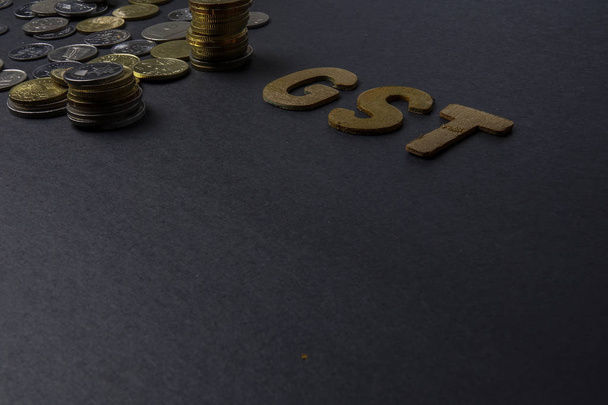 Mince na tabuli slovo Gst (vládní služby daň). Obchodní koncept - Fotografie, Obrázek