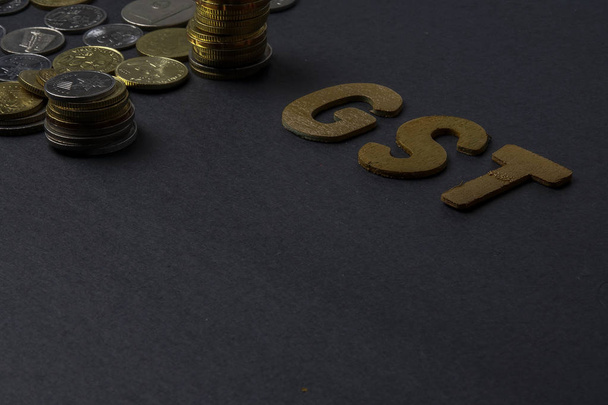Gst (政府サービス税) の単語を黒板にコイン。ビジネス コンセプト - 写真・画像