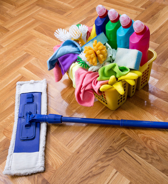 Forniture e attrezzature per la pulizia a pavimento
 - Foto, immagini