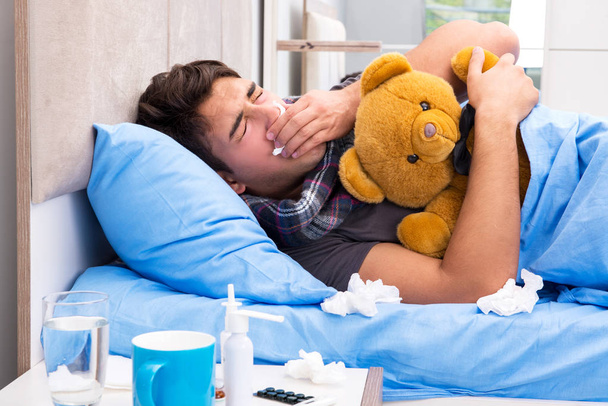 Uomo malato con l'influenza sdraiato nel letto - Foto, immagini