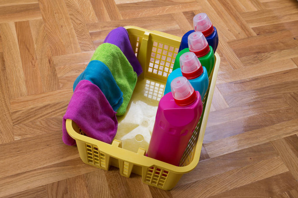 Καθαρίζοντας προμήθειες και τον εξοπλισμό στο πάτωμα - Φωτογραφία, εικόνα