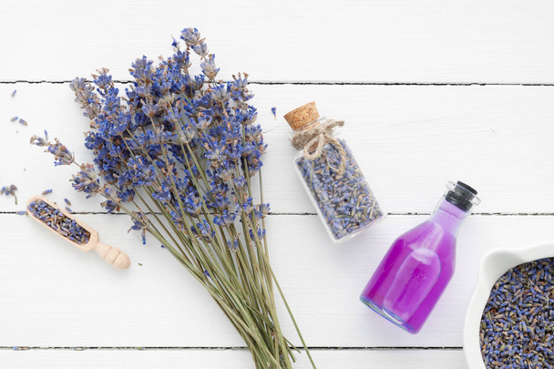 Flasche ätherisches Öl oder Getränk, Mörser, Lavendelblüten auf wh - Foto, Bild