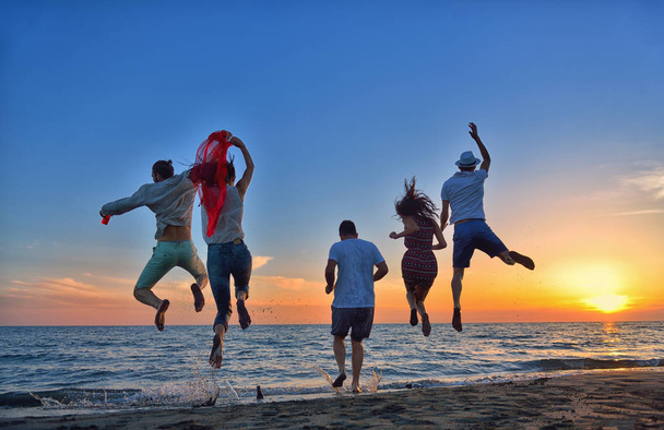 Gençler kumsalda dans  - Fotoğraf, Görsel