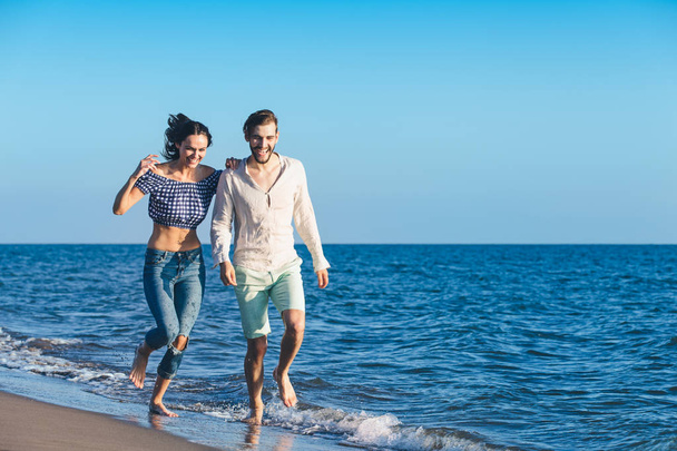 happy couple running on the beach - Foto, Imagen