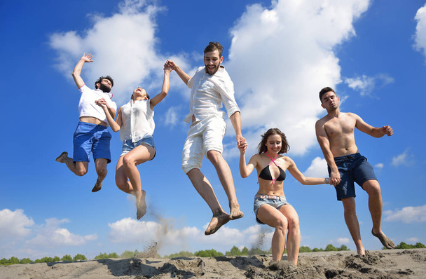 cinco pessoas energéticas pulando
  - Foto, Imagem