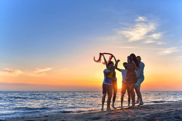 Mladí lidé tančí na pláži  - Fotografie, Obrázek