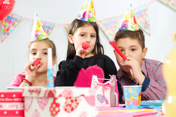 fröhliche Kinderschar hat Spaß bei Geburtstagsfeier - Foto, Bild