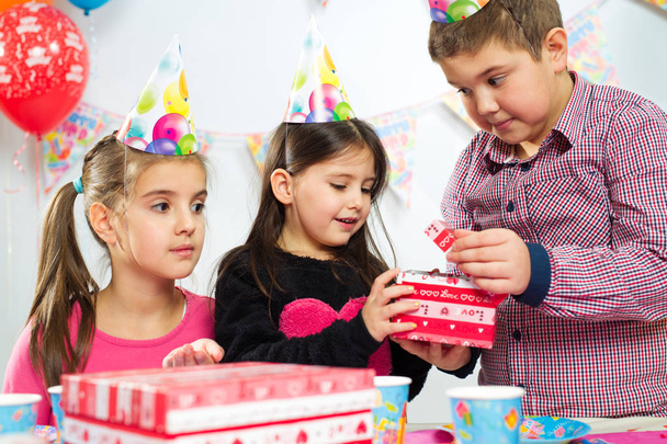 Feliz grupo de niños divirtiéndose en la fiesta de cumpleaños
 - Foto, Imagen