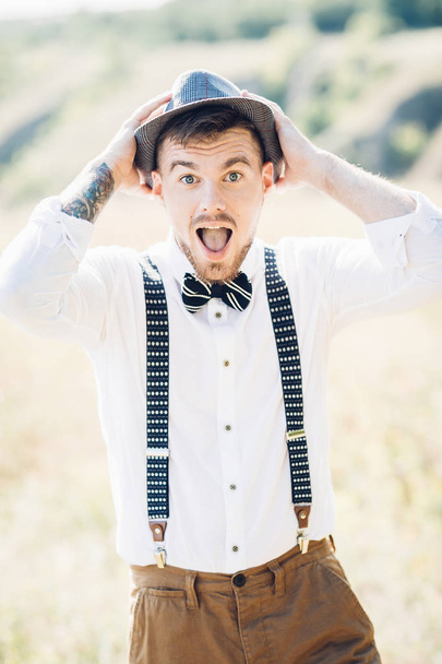portrait of a groom in  bow tie at the wedding in nature. - Fotoğraf, Görsel