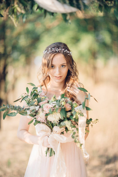 bride with bouquet of flowers - Fotoğraf, Görsel