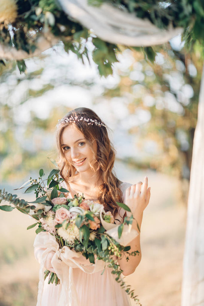 bride with bouquet of flowers - Foto, afbeelding