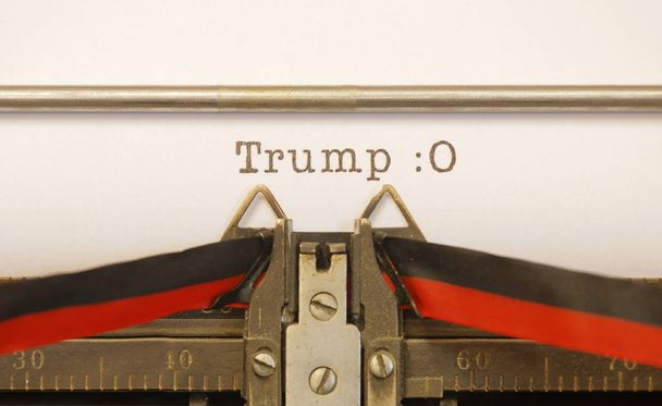 STOCCOLMA, SVEZIA - 20 gennaio 2017: La vecchia macchina da scrivere scrive il presidente degli Stati Uniti Donald Trump e un sorriso impaurito
 - Foto, immagini