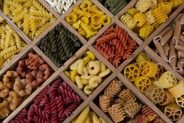 Variété de types, couleurs et formes de pâtes italiennes. Fond de pâtes sèches, gros plan
 - Photo, image